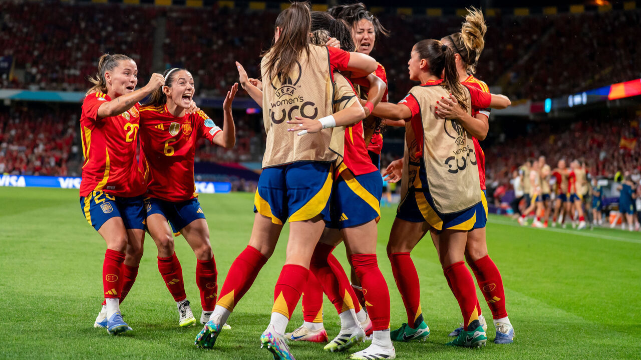 BERN, SWITZERLAND - JULY 18: Players of Spain celebrate after scoring the team's first goal during the UEFA Women's EURO 2025 Quarter-Final match between Spain v Switzerland at Stadion Wankdorf on July 18, 2025 in Bern, Switzerland.