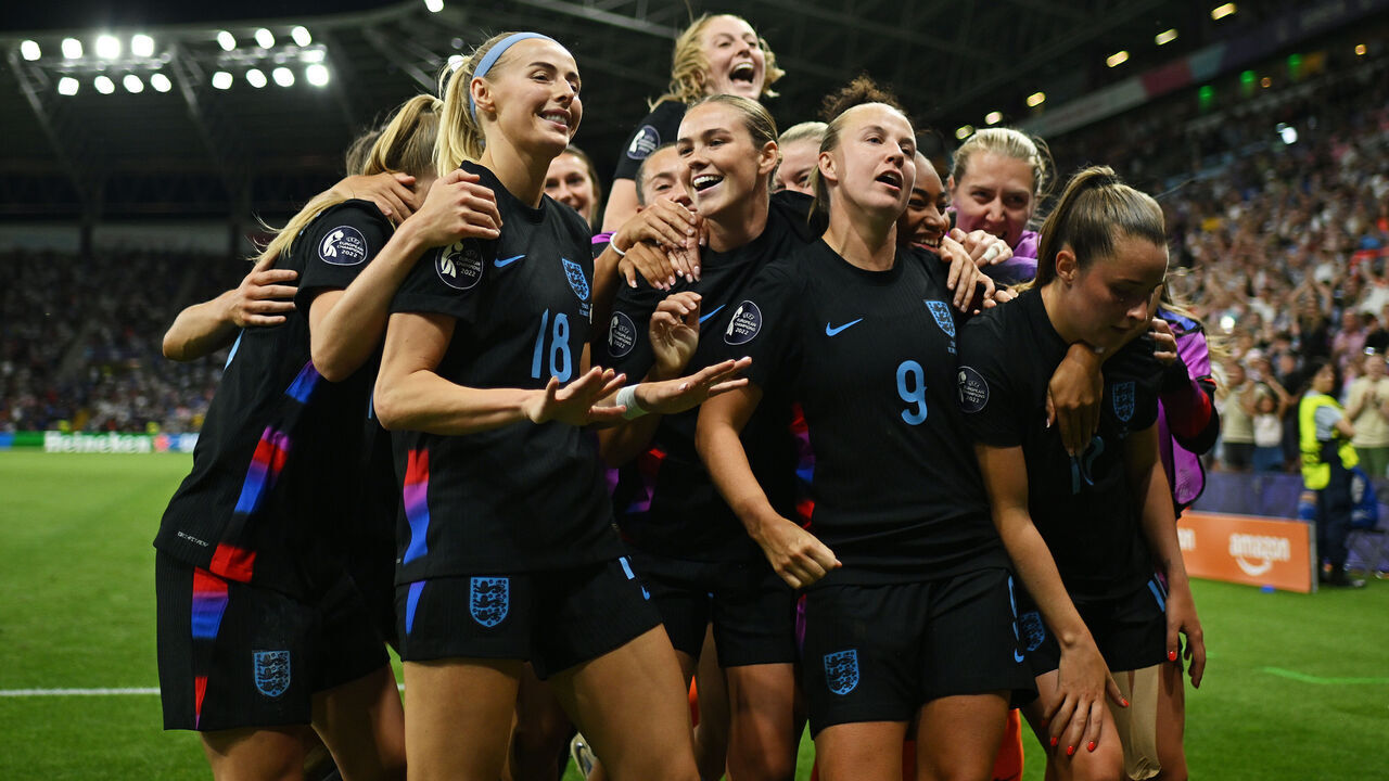 GENEVA, SWITZERLAND - JULY 22: Chloe Kelly of England celebrates with her teammates after scoring her team's second goal from a rebound following a saved penalty in extra-time during the UEFA Women's EURO 2025 Semi-Final match between England and Italy at Stade de Geneve on July 22, 2025 in Geneva, Switzerland.