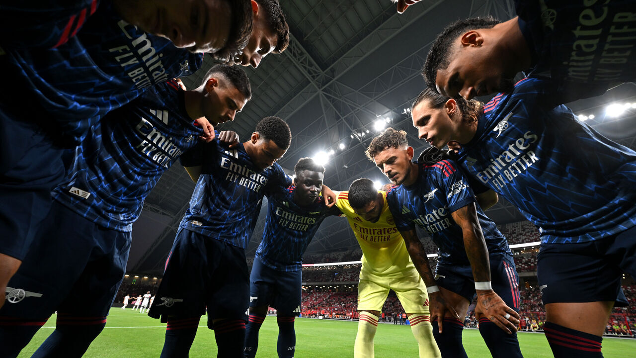 SINGAPORE, SINGAPORE - JULY 23: Bukayo Saka of Arsenal gives the team talk in the huddle as captain prior to the Pre-Season Friendly match between Arsenal FC and AC Milan at National Stadium on July 23, 2025 in Singapore.