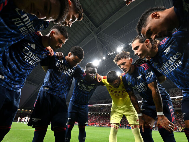 SINGAPORE, SINGAPORE - JULY 23: Bukayo Saka of Arsenal gives the team talk in the huddle as captain prior to the Pre-Season Friendly match between Arsenal FC and AC Milan at National Stadium on July 23, 2025 in Singapore.