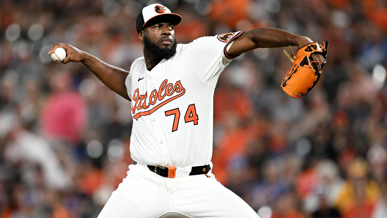 BALTIMORE, MARYLAND - JULY 08: Félix Bautista #74 of the Baltimore Orioles pitches against the New York Mets at Oriole Park at Camden Yards on July 08, 2025 in Baltimore, Maryland.
