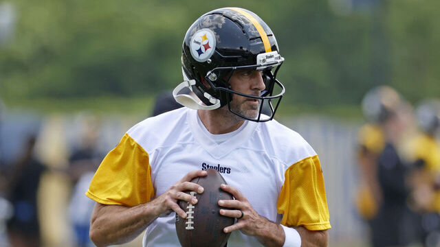 PITTSBURGH, PENNSYLVANIA - JUNE 10: Aaron Rodgers #8 of the Pittsburgh Steelers in action during Minicamp at UPMC Rooney Sports Complex on June 10, 2025 in Pittsburgh, Pennsylvania.
