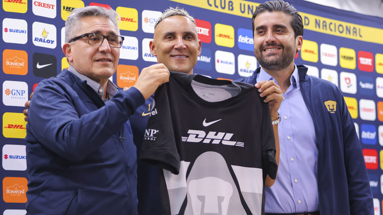 MEXICO CITY, MEXICO - JULY 24: (L-R) President of Pumas UNAM Luis Raul Gonzalez, newly signed player Keylor Navas and Sports Strategy Vicepresident of Pumas UNAM Eduardo Saracho pose holding the new Keylor Navas' jersey during his unveiling as new player of Pumas UNAM at La Cantera on July 24, 2025 in Mexico City, Mexico.