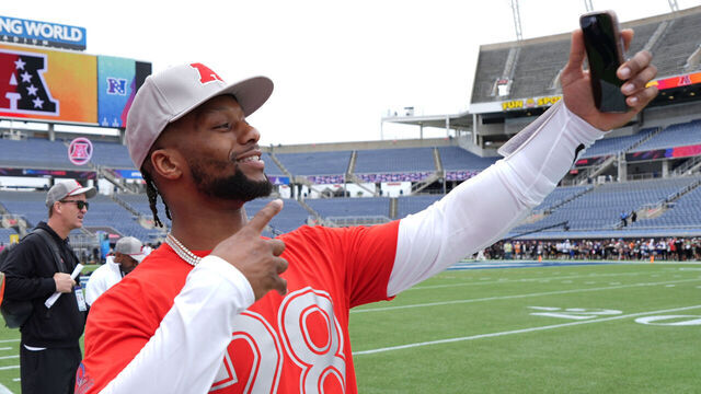 ORLANDO, FLORIDA - JANUARY 26: Joe Mixon #28 of the Houston Texans and AFC takes a photo during practice prior to the Pro Bowl Games at Camping World Stadium on February 1, 2025 in Orlando, Florida.