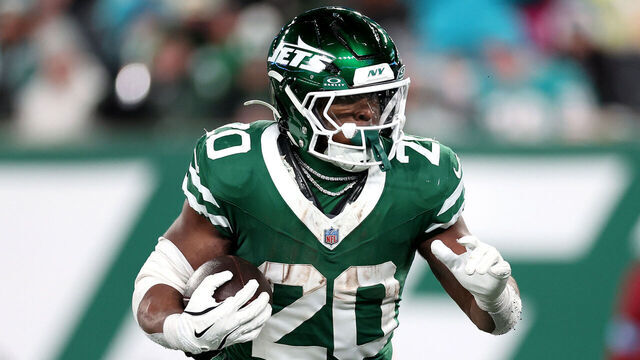 EAST RUTHERFORD, NEW JERSEY - JANUARY 05: Breece Hall #20 of the New York Jets in action against the Miami Dolphins at MetLife Stadium on January 05, 2025 in East Rutherford, New Jersey.
