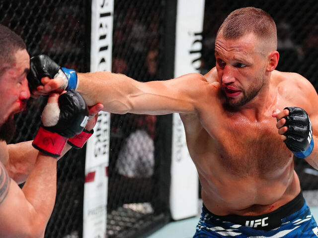 De Ridder edges out Whittaker in UFC Abu Dhabi main event | theScore.com