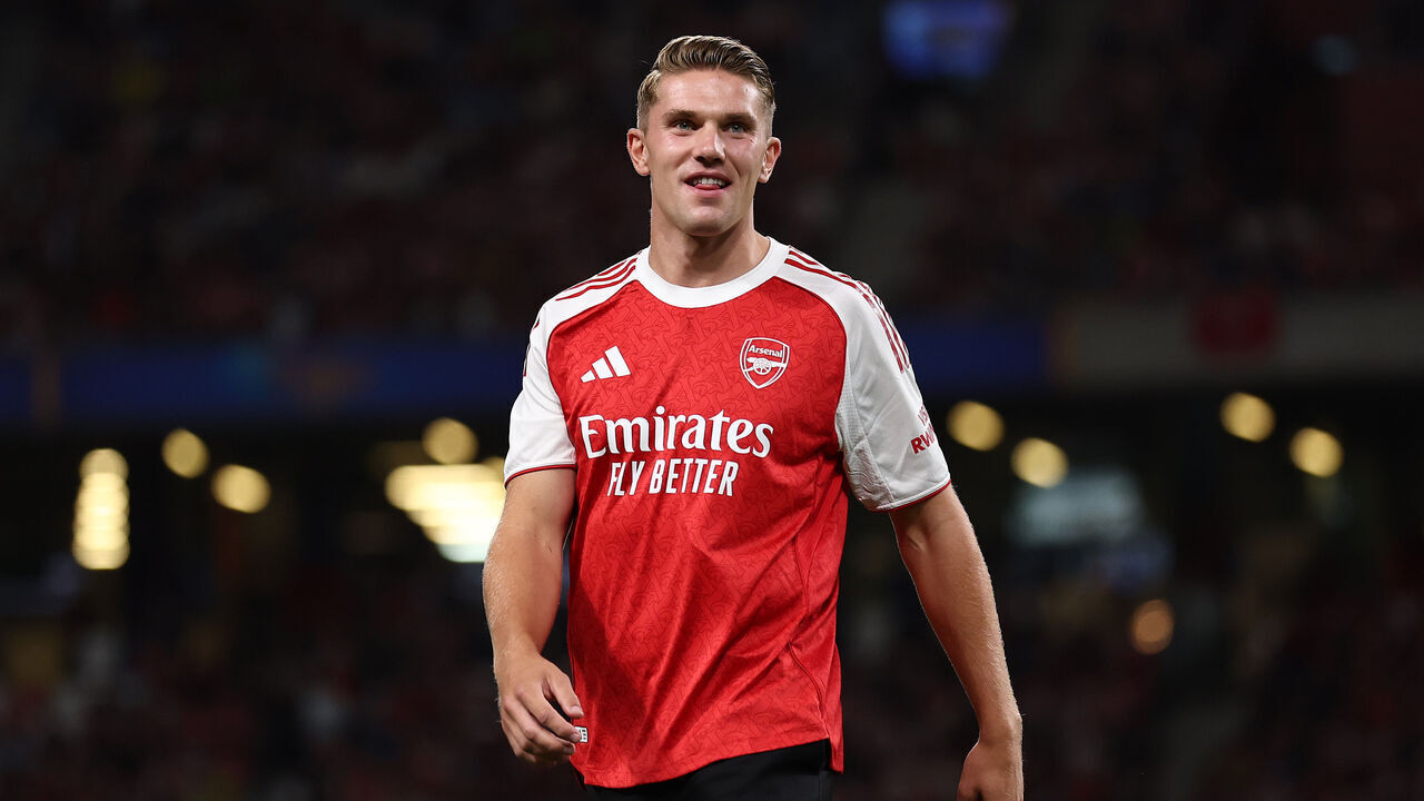 SINGAPORE, SINGAPORE - JULY 27: Viktor Gyokeres of Arsenal applauds supporters prior to the Pre-Season Friendly match between Arsenal FC and Newcastle United at National Stadium on July 27, 2025 in Singapore.