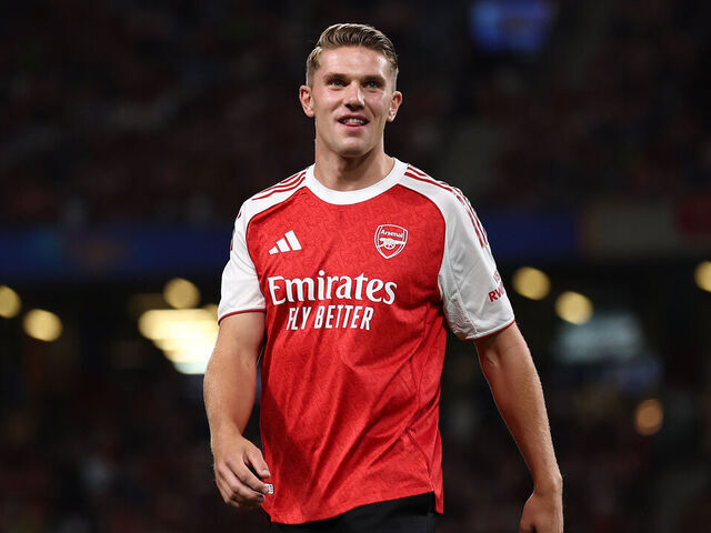 SINGAPORE, SINGAPORE - JULY 27: Viktor Gyokeres of Arsenal applauds supporters prior to the Pre-Season Friendly match between Arsenal FC and Newcastle United at National Stadium on July 27, 2025 in Singapore.