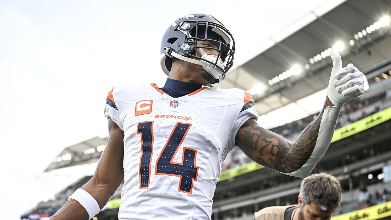 CINCINNATI, OH - DECEMBER 28: Courtland Sutton (14) of the Denver Broncos greets the offensive line before the first quarter against the Cincinnati Bengals at Paycor Stadium in Cincinnati, Ohio on Saturday, December 28, 2024.