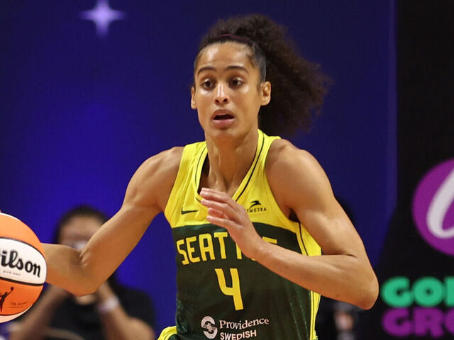 UNCASVILLE, CT - JULY 28: Skylar Diggins-Smith #4 of the Seattle Storm dribbles the ball during the game against the Connecticut Sun on July 28, 2025 at the Mohegan Sun Arena in Uncasville, Connecticut. Mandatory Copyright Notice: Copyright 2025 NBAE