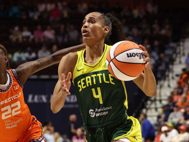 UNCASVILLE, CT - JULY 28: Skylar Diggins-Smith #4 of the Seattle Storm drives to the basket during the game against the Connecticut Sun on July 28, 2025 at the Mohegan Sun Arena in Uncasville, Connecticut. Mandatory Copyright Notice: Copyright 2025 NBAE