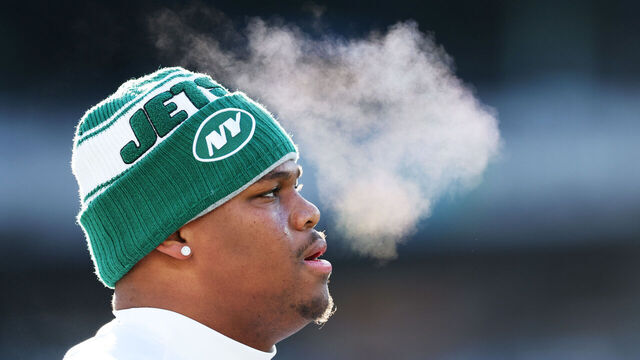 EAST RUTHERFORD, NEW JERSEY - JANUARY 05: Quinnen Williams #95 of the New York Jets warms up before the game against the Miami Dolphins at MetLife Stadium on January 05, 2025 in East Rutherford, New Jersey.