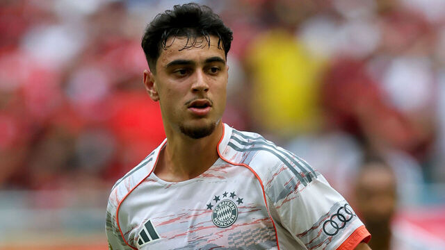 MIAMI GARDENS, FLORIDA - JUNE 29: Aleksandar Pavlovic of Bayern Munich running during the FIFA Club World Cup 2025 round of 16 match between CR Flamengo and FC Bayern München at Hard Rock Stadium on June 29, 2025 in Miami Gardens, Florida.