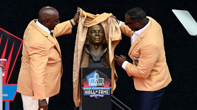 CANTON, OHIO - AUGUST 02: Sterling Sharpe (L) and his presenter, his brother Shannon Sharpe unveil Sterling's bronze bust during the 2025 Pro Football Hall of Fame Enshrinement Ceremony at Tom Benson Hall of Fame Stadium on August 02, 2025 in Canton, Ohio.