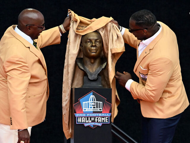 CANTON, OHIO - AUGUST 02: Sterling Sharpe (L) and his presenter, his brother Shannon Sharpe unveil Sterling's bronze bust during the 2025 Pro Football Hall of Fame Enshrinement Ceremony at Tom Benson Hall of Fame Stadium on August 02, 2025 in Canton, Ohio.