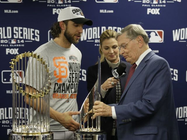 VIDEO: 'Chevy Guy' Rikk Wilde stumbles through awkward MVP presentation to Bumgarner