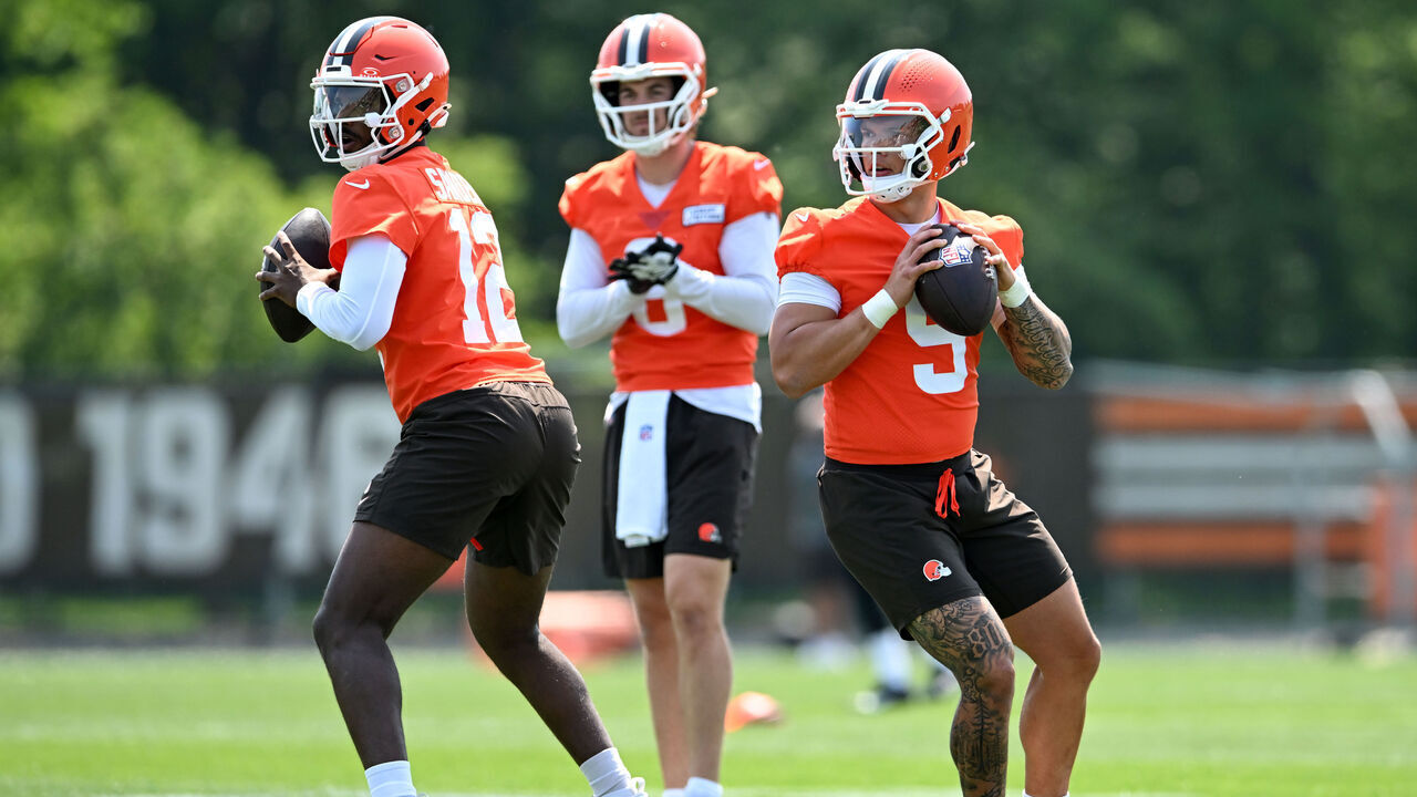 BEREA, OHIO - JUNE 11: Shedeur Sanders #12 and Dillon Gabriel #5 of the Cleveland Browns run a drill during Cleveland Browns mandatory minicamp at CrossCountry Mortgage Campus on June 11, 2025 in Berea, Ohio.
