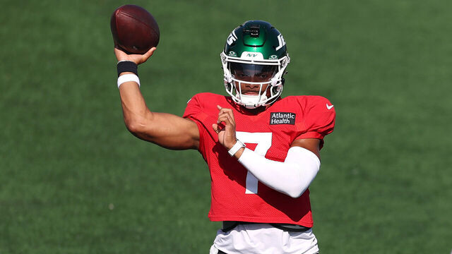 FLORHAM PARK, NEW JERSEY - JULY 28: Justin Fields #7 of the New York Jets practices during training camp at Atlantic Health Jets Training Center on July 28, 2025 in Florham Park, New Jersey.