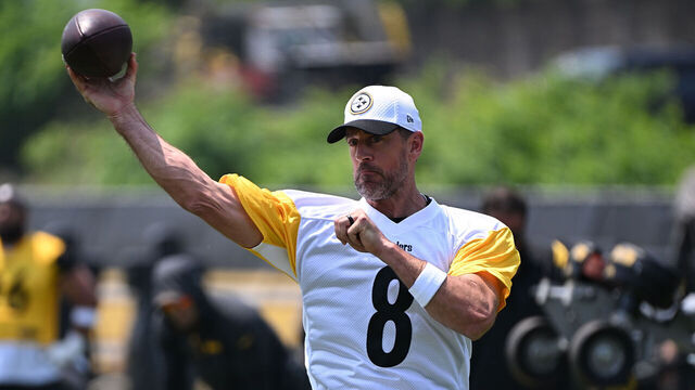 PITTSBURGH, PENNSYLVANIA - JUNE 12: Aaron Rodgers #8 of the Pittsburgh Steelers in action during Minicamp at UPMC Rooney Sports Complex on June 12, 2025 in Pittsburgh, Pennsylvania.