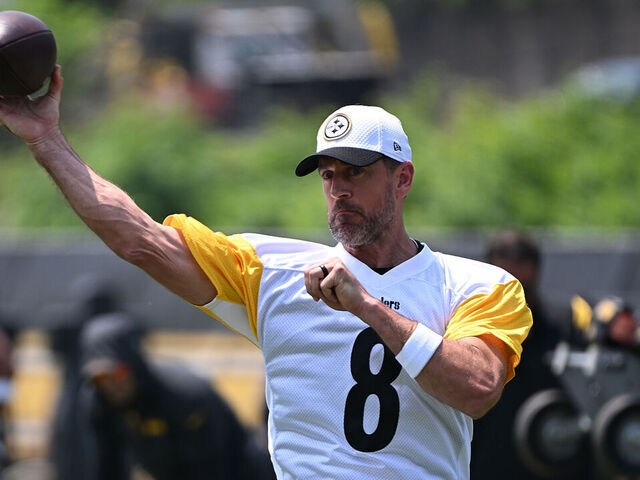 PITTSBURGH, PENNSYLVANIA - JUNE 12: Aaron Rodgers #8 of the Pittsburgh Steelers in action during Minicamp at UPMC Rooney Sports Complex on June 12, 2025 in Pittsburgh, Pennsylvania.
