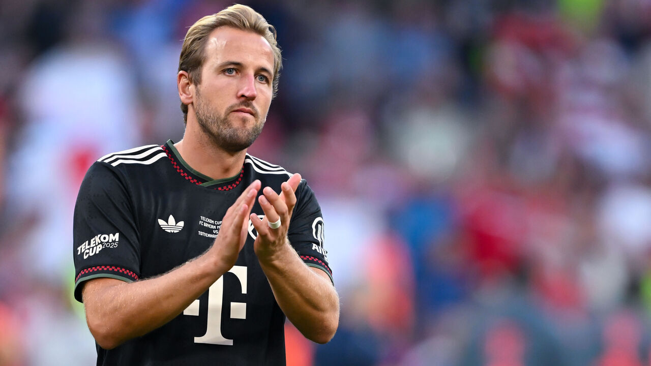 07 August 2025, Bavaria, Munich: Soccer: Test match, FC Bayern Munich - Tottenham Hotspur at the Allianz Arena. Harry Kane (Bayern Munich) stands on the pitch after the match. Photo: Sven Hoppe/dpa