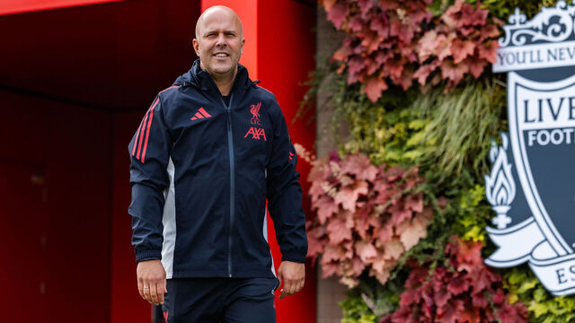 KIRKBY, ENGLAND - AUGUST 07: (THE SUN OUT, THE SUN ON SUNDAY OUT) Arne Slot, head coach of Liverpool during a training session at AXA Training Centre on August 07, 2025 in Kirkby, England.