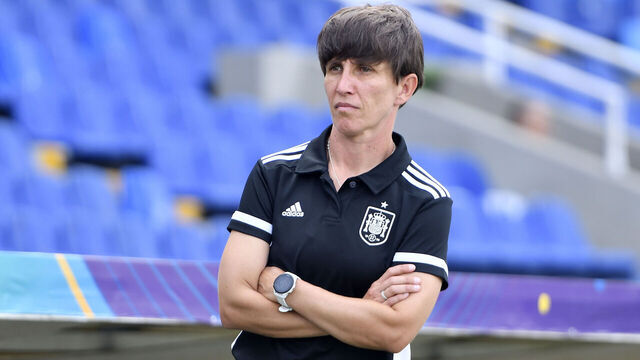 CALI, COLOMBIA - SEPTEMBER 04: Sonia Bermudez, Head Coach of Spain, looks on prior to the FIFA U-20 Women's World Cup Colombia 2024 match between Spain and Paraguay at Estadio Pascual Guerrero on September 04, 2024 in Cali, Colombia.