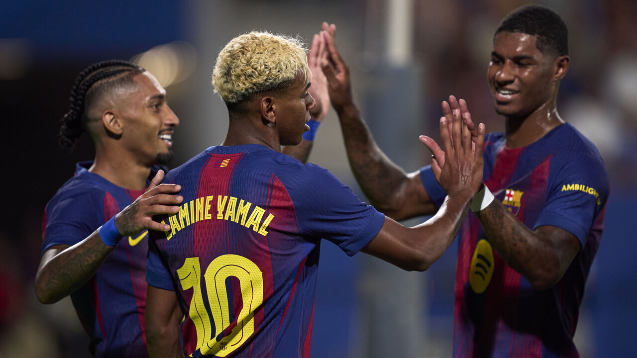 BARCELONA, SPAIN - AUGUST 10: Lamine Yamal of FC Barcelona celebrates after scoring his team's fourth goal with his teammates during the Joan Gamper Trophy match between FC Barcelona and Como1907 at Estadi Johan Cruyff on August 10, 2025 in Barcelona, Spain.