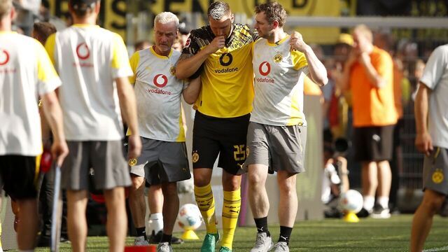 DORTMUND - Niklas Sule of Borussia Dortmund leaves the field injured during a friendly match between Borussia Dortmund and Juventus at Signal Iduna Park stadium on August 10, 2025, in Dortmund, Germany. ANP | Hollandse Hoogte | BART STOUTJESDIJK