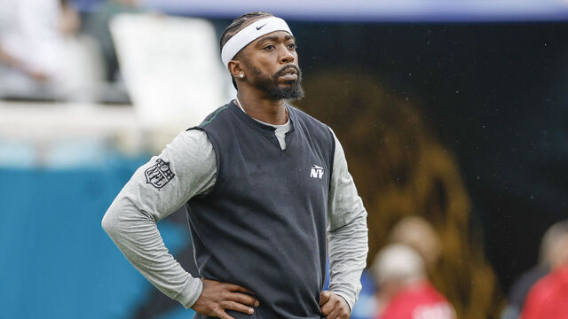 JACKSONVILLE, FL - DECEMBER 15: New York Jets quarterback Tyrod Taylor (2) warms up before the game between the Jacksonville Jaguars and the New York Jets on December 15, 2024 at EverBank Stadium in Jacksonville, Fl.