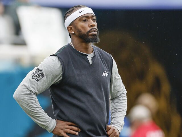 JACKSONVILLE, FL - DECEMBER 15: New York Jets quarterback Tyrod Taylor (2) warms up before the game between the Jacksonville Jaguars and the New York Jets on December 15, 2024 at EverBank Stadium in Jacksonville, Fl.