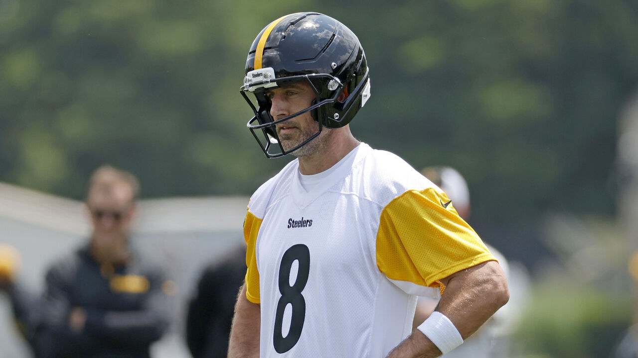 PITTSBURGH, PENNSYLVANIA - JUNE 10: Aaron Rodgers #8 of the Pittsburgh Steelers in action during Minicamp at UPMC Rooney Sports Complex on June 10, 2025 in Pittsburgh, Pennsylvania.