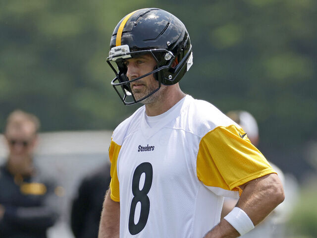 PITTSBURGH, PENNSYLVANIA - JUNE 10: Aaron Rodgers #8 of the Pittsburgh Steelers in action during Minicamp at UPMC Rooney Sports Complex on June 10, 2025 in Pittsburgh, Pennsylvania.