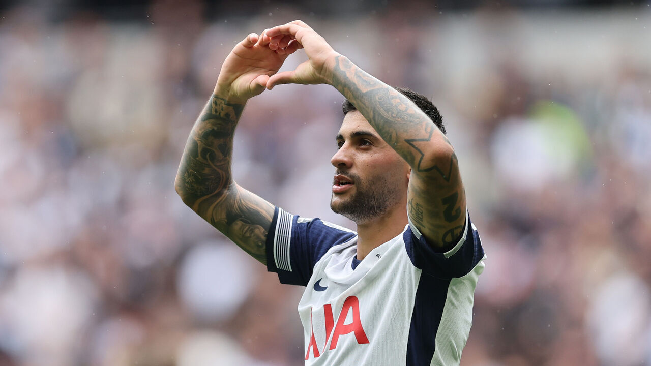 LONDON, ENGLAND - AUGUST 24: Cristian Romero of Tottenham Hotspur celebrates after scoring a goal to make it 3-0 during the Premier League match between Tottenham Hotspur FC and Everton FC at Tottenham Hotspur Stadium on August 24, 2024 in London, England.