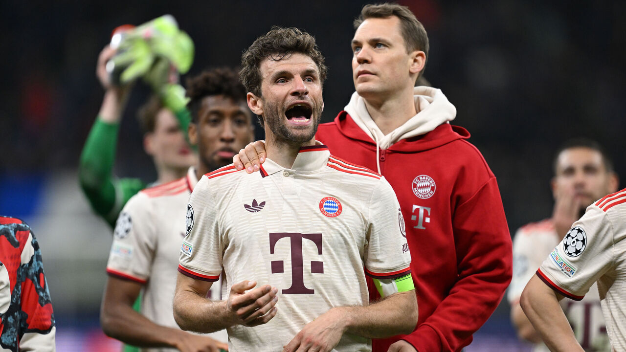 16 April 2025, Italy, Mailand: Soccer: Champions League, Inter Milan - Bayern Munich, knockout round, quarter-finals, second leg at the Stadio Giuseppe Meazza, Munich's Thomas Müller reacts next to goalkeeper Manuel Neuer after the game. Photo: Sven Hoppe/dpa