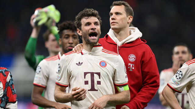 16 April 2025, Italy, Mailand: Soccer: Champions League, Inter Milan - Bayern Munich, knockout round, quarter-finals, second leg at the Stadio Giuseppe Meazza, Munich's Thomas Müller reacts next to goalkeeper Manuel Neuer after the game. Photo: Sven Hoppe/dpa
