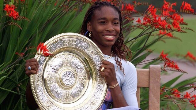 US player Venus Williams poses with the Wimbledon Ladies' Singles champion plate -- the 'Venus Rosewater Dish' which was first won by the Champion when the challenge round was introduced in 1886 -- as she poses during a photocall after winning her final match at the Wimbledon 2000 tennis tournament against compatriot Lindsay Davenport, 08 July 2000. Williams won the match 6-3, 7-6. (ELECTRONIC IMAGE) EPA PHOTO EPA/GERRY PENNY/mb/kr