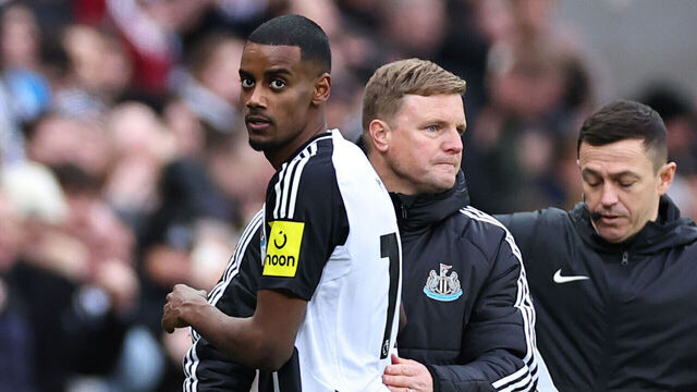 NEWCASTLE UPON TYNE, ENGLAND - FEBRUARY 23: Alexander Isak of Newcastle United with Eddie Howe the head coach / manager of Newcastle United during the Premier League match between Newcastle United FC and Nottingham Forest FC at St James' Park on February 23, 2025 in Newcastle upon Tyne, England.