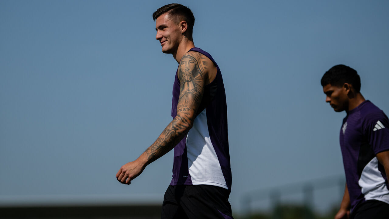 MANCHESTER, ENGLAND - AUGUST 13: (EXCLUSIVE COVERAGE) Benjamin Sesko of Manchester United in action during a first team training session at Carrington Training Ground on August 13, 2025 in Manchester, England.