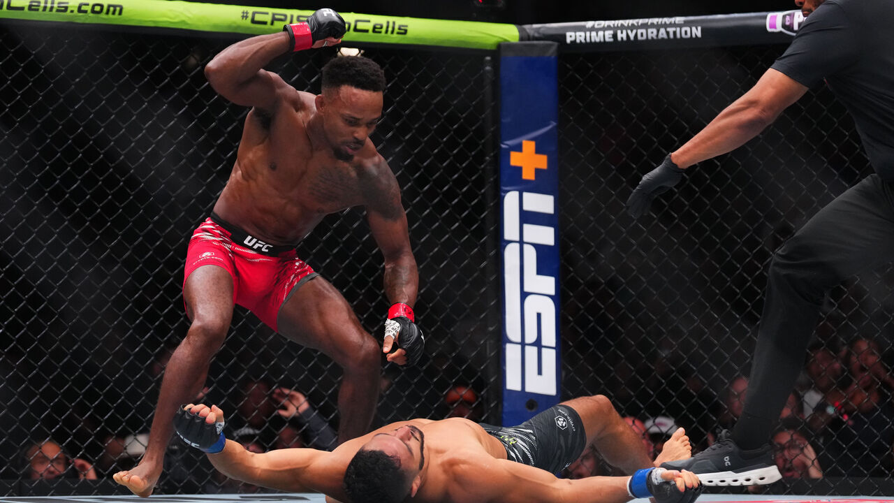 CHICAGO, ILLINOIS - AUGUST 16: Lerone Murphy of England knocks out Aaron Pico in a featherweight fight during the UFC 319 event at the United Center on August 16, 2025 in Chicago, Illinois.