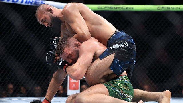 CHICAGO, ILLINOIS - AUGUST 16: Khamzat Chimaev of the United Arab Emirates grapples with Dricus du Plessis of South Africa during their middleweight title bout in UFC 319 at the United Center on August 16, 2025 in Chicago, Illinois.