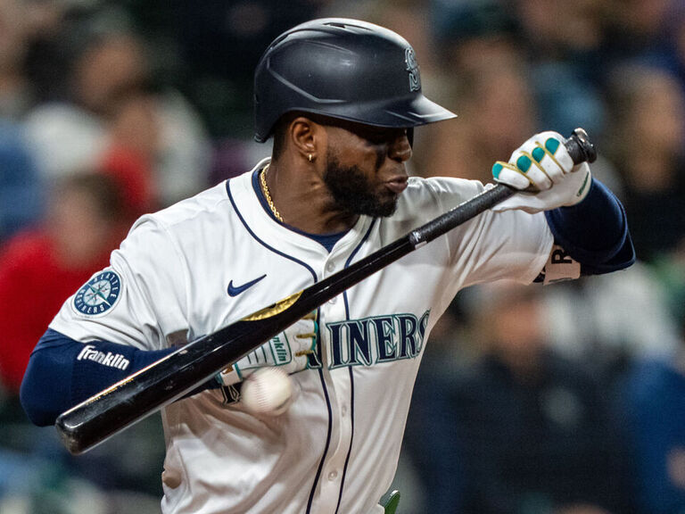 Mariners’ Robles throws bat at pitcher following HBP in rehab game