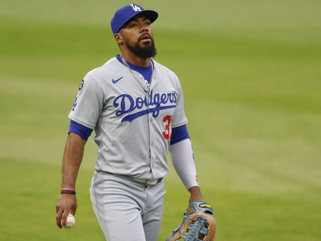 Dodgers' Roberts: Hernández's defense has 'got to get better' | theScore.com