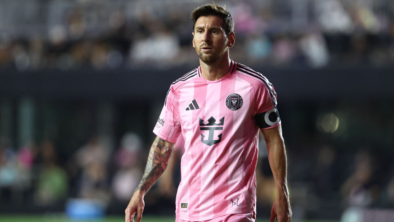 FT. LAUDERDALE, FL - AUGUST 16: Inter Miami forward Lionel Messi (10) waits for a corner kick in the second half during the match between LA Galaxy and Inter Miami CF on Saturday, August 16, 2025 at Chase Stadium, Fort Lauderdale, FL.