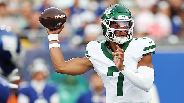 EAST RUTHERFORD, NEW JERSEY - AUGUST 16: Justin Fields #7 of the New York Jets in action during the NFL Preseason 2025 game between New York Jets and New York Giants at MetLife Stadium on August 16, 2025 in East Rutherford, New Jersey. The Giants won 31-12.