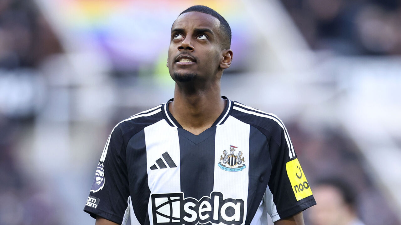 NEWCASTLE UPON TYNE, ENGLAND - JANUARY 18: Alexander Isak of Newcastle United looks dejected during the Premier League match between Newcastle United FC and AFC Bournemouth at St James' Park on January 18, 2025 in Newcastle upon Tyne, England.