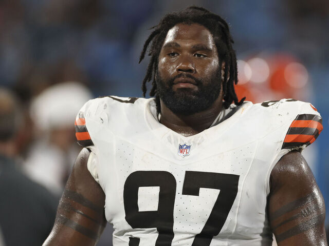 Jets acquire Briggs from Browns for late-round pick swap | theScore
