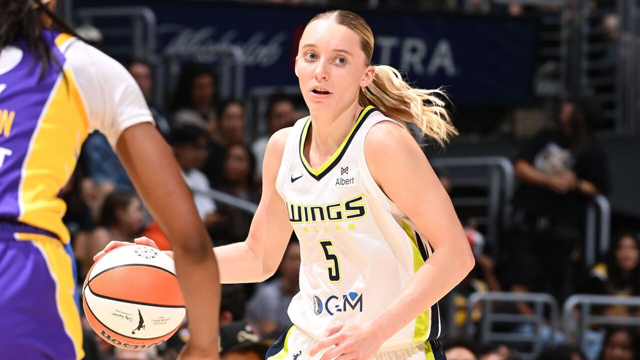 LOS ANGELES, CA - AUGUST 20: Paige Bueckers #5 of the Dallas Wings handles the ball during the game against the Los Angeles Sparks on August 20, 2025 at Crypto.com Arena in Los Angeles, California. NOTE TO USER: User expressly acknowledges and agrees that, by downloading and/or using this Photograph, user is consenting to the terms and conditions of the Getty Images License Agreement. Mandatory Copyright Notice: Copyright 2025 NBAE