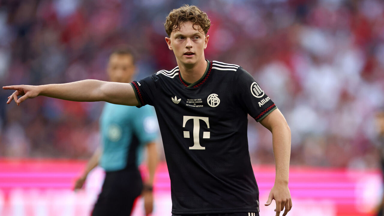 MUNICH, GERMANY - AUGUST 07: Paul Wanner of Bayern Muenchen gives his team instructions during the during the pre-season friendly match as part of the Telekom Cup between FC Bayern München and Tottenham Hotspur at Allianz Arena on August 07, 2025 in Munich, Germany.