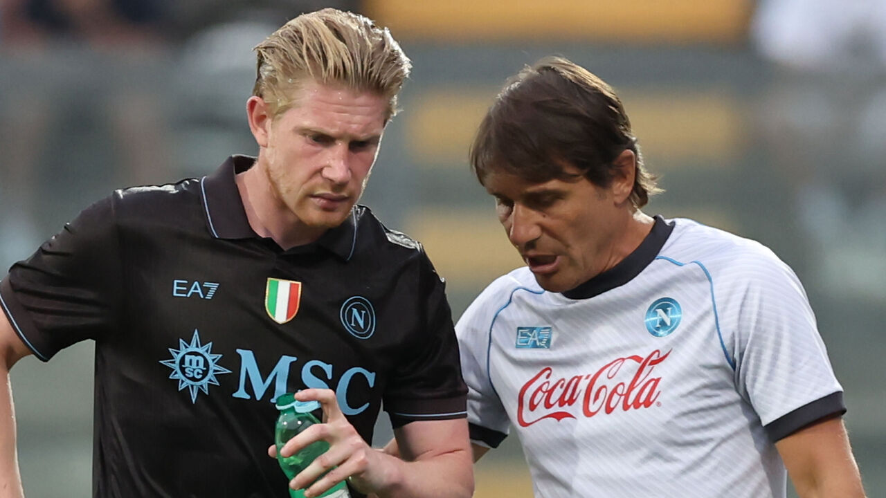Antonio Conte, coach of Napoli, talks with Napoli's Kevin De Bruyne during a friendly soccer match between Napoli and Olympiacos FC at Stadio Patini in Castel di Sangro, Italy, on August 14, 2025.